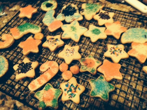 decorating Christmas sugar cookies on carpoolcandy.com