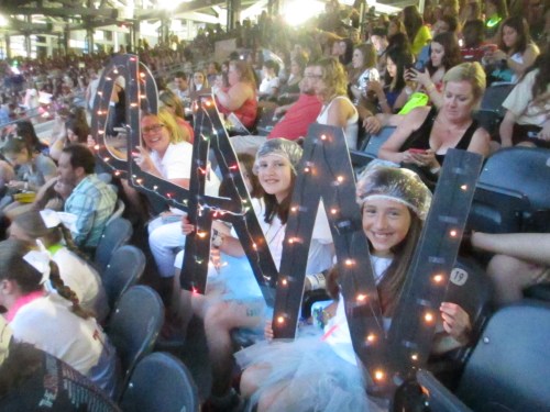 Taylor Swift 1989 concert at MetLife Stadium NJ on carpoolcandy.com